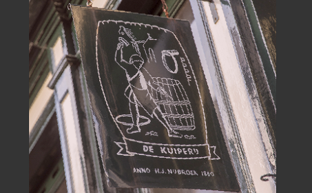 Deventer, uithangbord van de borstelwinkel Nijbroek aan de Menstraat 7